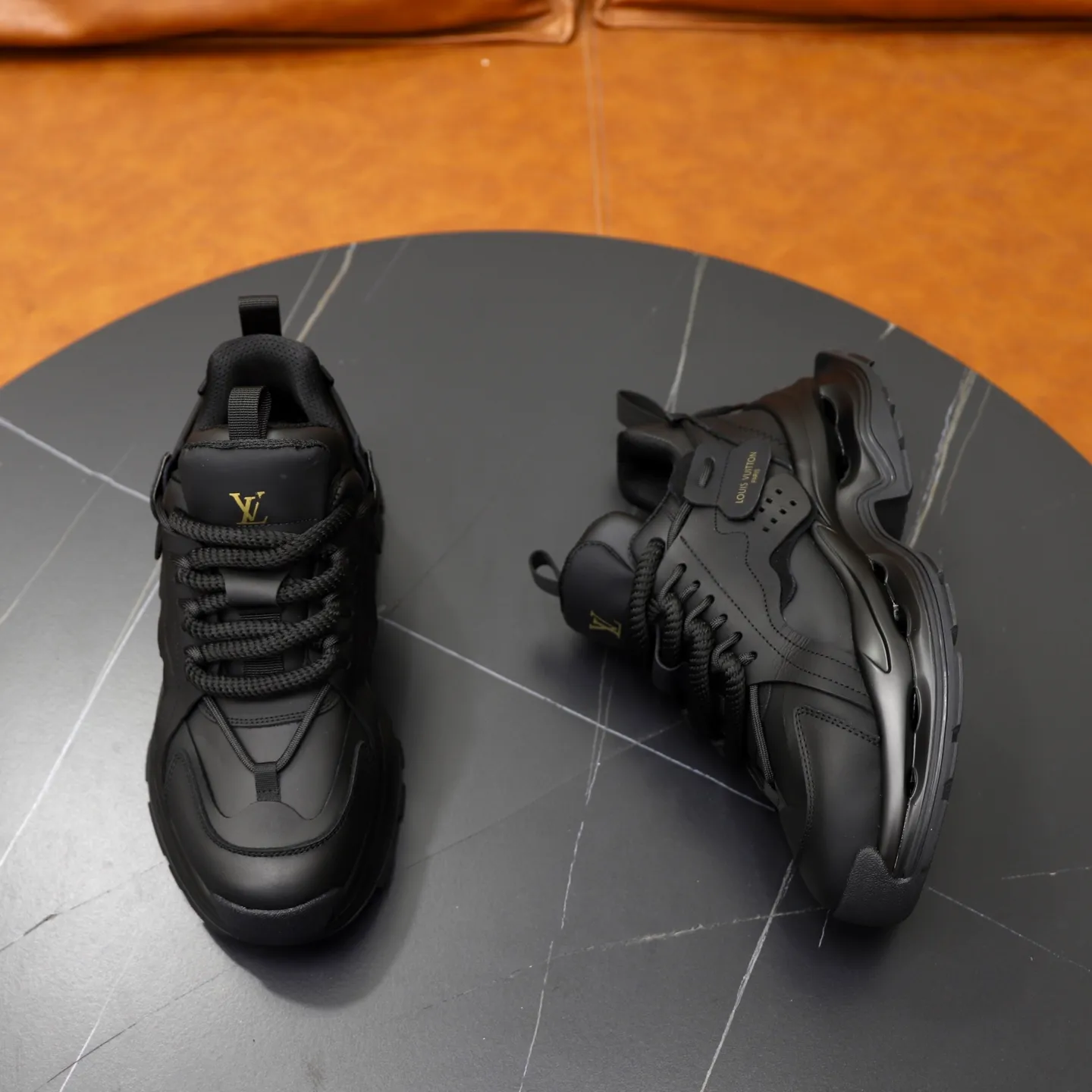 Ex-factory price: 600💰【LV】Louis Vuitton is a high-end brand of men's shoes, new model on the market, top luxury brand, the latest fashionable casual men's shoes, a trendy and versatile style, relaxed and sporty, with calfskin upper and ultra-fine workmanship. The original personalized fashionable rubber wear-resistant outsole is light and comfortable on the foot. Code number: 39-44 (45, 46 customized)